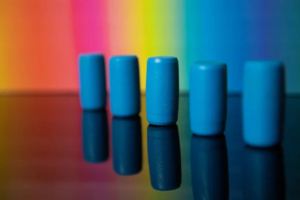 Bodegón creativo con tapas de vino azul en una fila diagonal — Foto de Stock