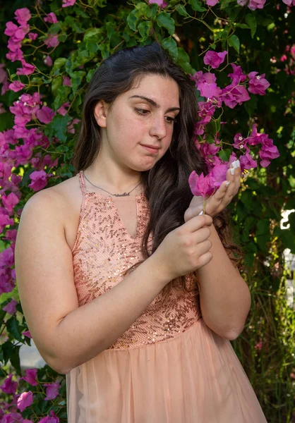 Attrayant jeune belle dame, appréciant les fleurs roses en fleurs — Photo