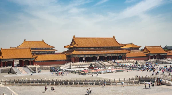 Edifícios do palácio proibido e pessoas em Beijing China — Fotografia de Stock
