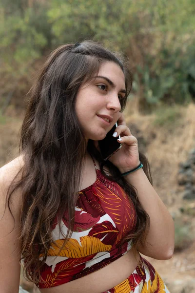 Młoda nastolatka, trzymając patrząc na smartfona — Zdjęcie stockowe