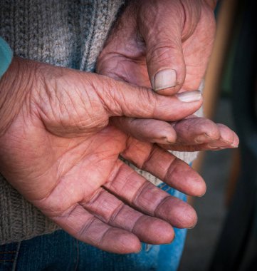Kıdemli yetişkin boş eller