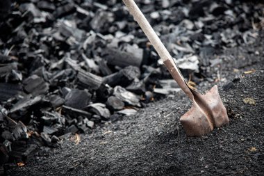 Hazır siyah kömür ve bir kürek yığını