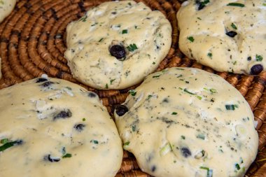 Çiğ taze lezzetli sağlıklı ve lezzetli ev yapımı zeytin lisi.