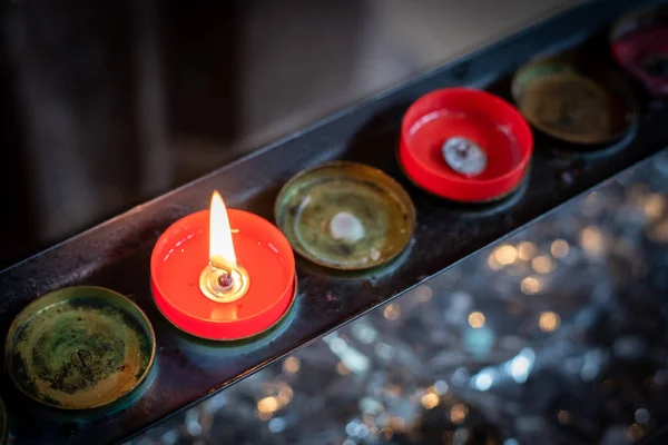 Świeca w kościele spalania w oleju — Zdjęcie stockowe