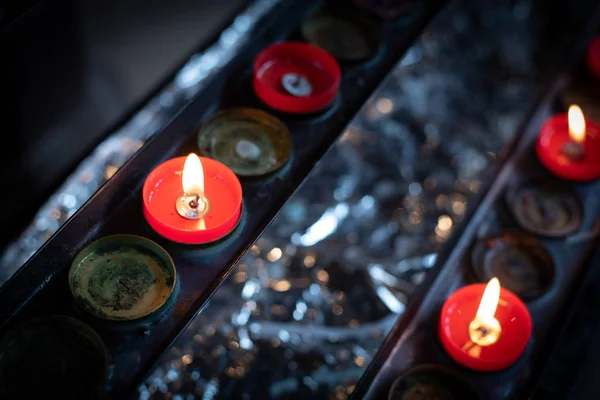 Candela della chiesa che brucia nell'olio — Foto Stock