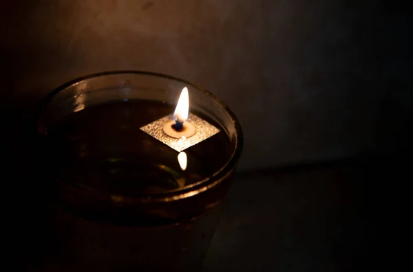 Luci di candela fiammeggianti in una chiesa — Foto Stock