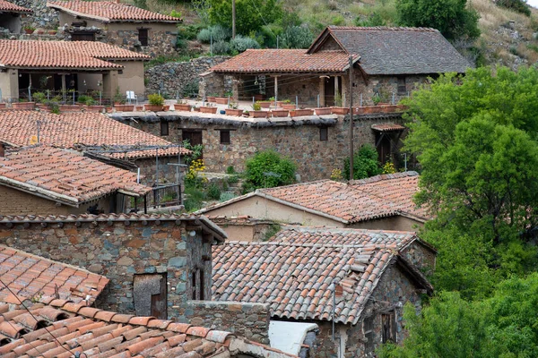 Techos de casas de piedra tradicionales de la hermosa aldea — Foto de Stock