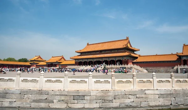 Edifícios do palácio proibido e pessoas em Beijing China — Fotografia de Stock