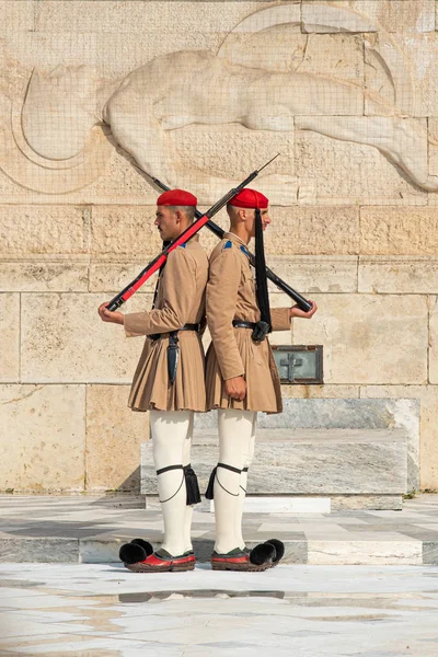 Soldados griegos de Evzone desfilando frente a la tumba del unkn —  Fotos de Stock