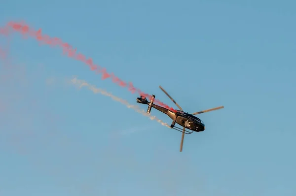 Helicóptero griego realizando acrobacias en el aire durante el At —  Fotos de Stock