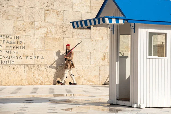 Evzone Soldats grecs défilant devant le tombeau de l'unkn — Photo