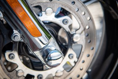 Bir spor motosikletinin krom metal tekerleğinin detayları