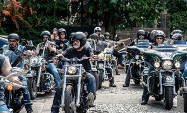 Bir grup Harley Davidson motorcusu
