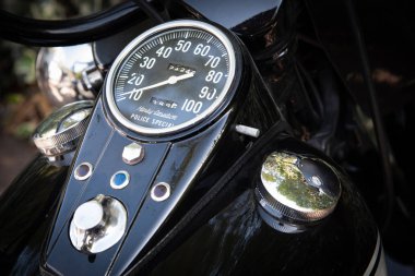 Harley Davidson motosikletinin hız göstergesi ve ateşleme anahtarı