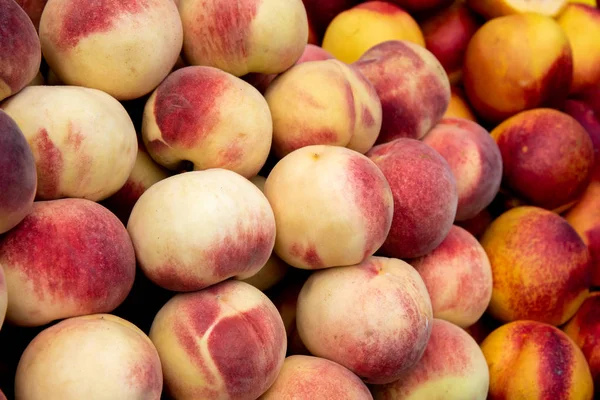 果物市場で新鮮でジューシーな桃の果物 — ストック写真