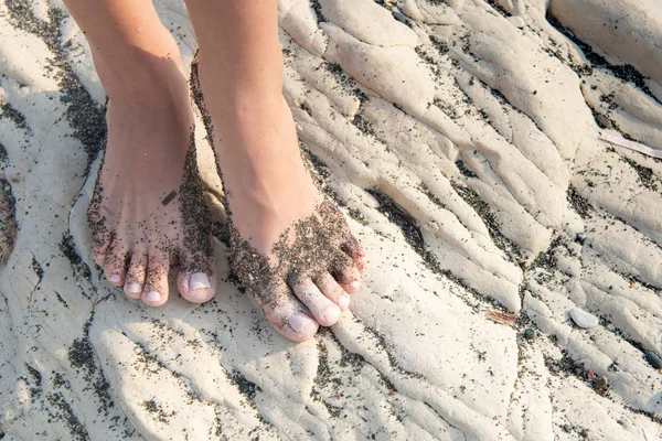 Bellissimo cibo femminile con sabbia da spiaggia su una spiaggia bianca rocciosa sur — Foto Stock