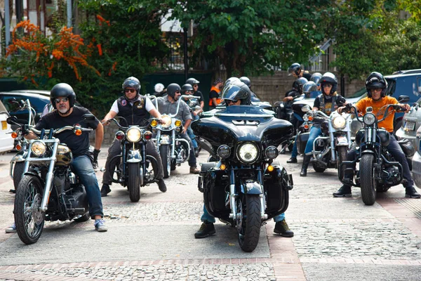 Bir grup Harley Davidson motorcusu