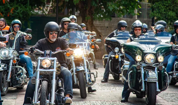 Bir grup Harley Davidson motorcusu