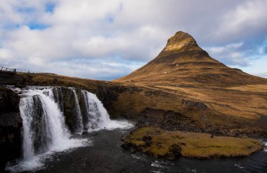 Kirkjufell Dağı ve İzlanda 'daki Snaefellsnes yarımadasındaki grundarfjordur Şelalesi.