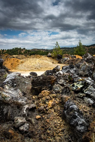 Terk Edilmiş Bir Bakır Madeninin Issız Arazisinde Kayalar Var — Stok fotoğraf