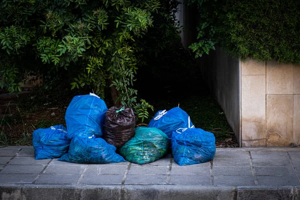Stapel Blauw Zwart Afval Het Voetpad Aan Zijkant Van Weg — Stockfoto