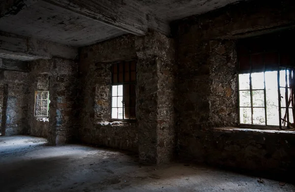Empty Abandoned Creepy Hotel Room Bright Light Entering Windows — Stock Photo, Image