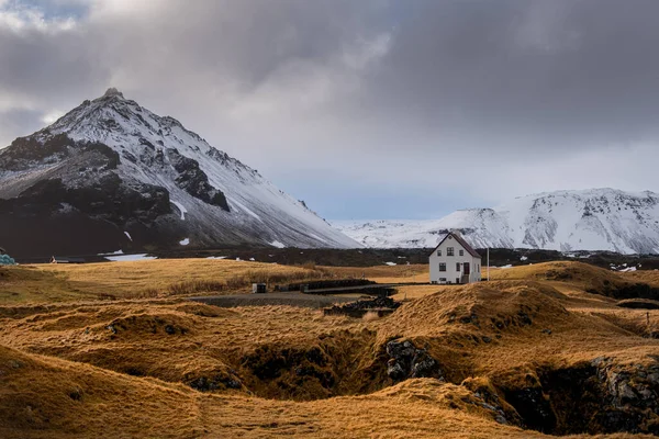 Lonely House Basalt Coast Stapafell Mountain Snfellsjoekull Glacier Arnarstapi Snaefellsnes — Stock Photo, Image