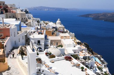 Yunanistan 'ın Santorini kentindeki Fira şehrinin beyaz evleri ve kalderası. Yaz tatilleri, Yunan Adaları
