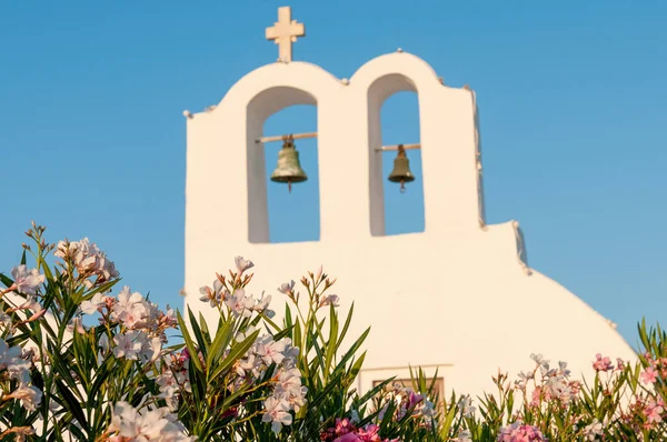 Tradiční Bílá Modrá Křesťanská Kostelní Zvonice Proti Modré Obloze Santoriniho — Stock fotografie