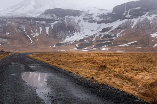 Strada Rurale Vuota Che Conduce Una Montagna Innevata Paesaggio Islandese — Foto Stock