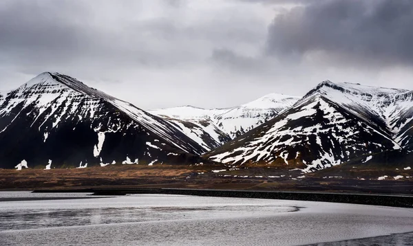 Islandská Krajina Zamrzlým Jezerem Zasněženými Horami Loukami Pokrytými Sněhem Poloostrově — Stock fotografie