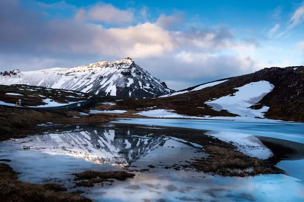 얼어붙은 호수와 눈으로 산들로 뒤덮인 아이슬란드 아이슬란드의스네 스반도 반사되었다 — 스톡 사진