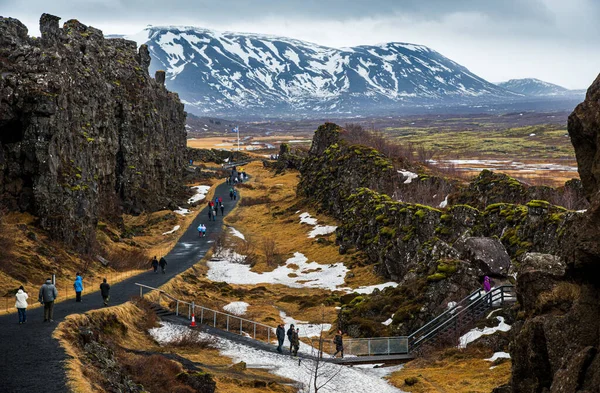 Thingvellir Ισλανδία Μαρτίου 2016 Τουρίστες Περπατούν Στο Εθνικό Πάρκο Thingvellir — Φωτογραφία Αρχείου