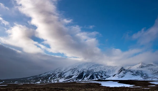 Islandzki Krajobraz Górami Łąkami Pokryty Śniegiem Błękitnym Zachmurzonym Niebem Półwyspie — Zdjęcie stockowe