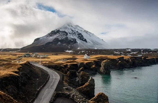 Paisaje Islandés Con Casita Blanca Invierno Bajo Stapafell Montaña Arnarstapi —  Fotos de Stock