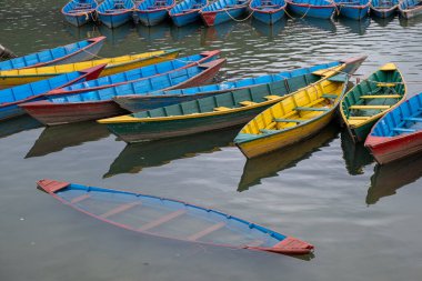 Renkli ahşap tekneler Phewa Gölü, Fewa Gölü, Podhara Nepal