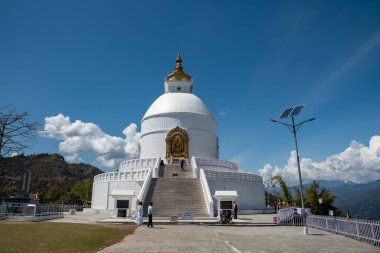 Dünya Barışı 'nın ünlü Budist tapınağı, Anadu Tepesi' ndeki Shanti Stupa, Pokhara Nepal