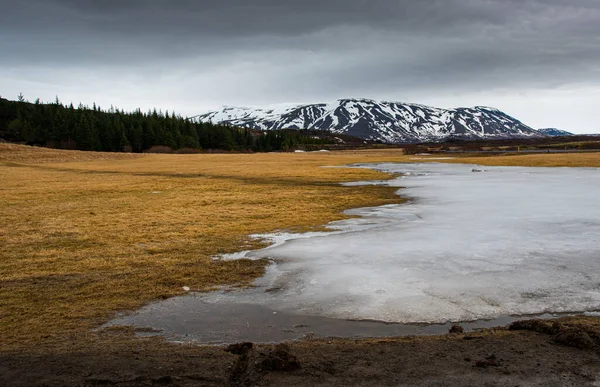 Typická Islandská Dramatická Krajina Zamrzlým Jezerem Horami Pokrytými Sněhem Islandu — Stock fotografie