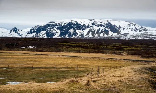 Tipico Paesaggio Drammatico Islandese Con Lago Ghiacciato Montagne Coperte Neve — Foto Stock