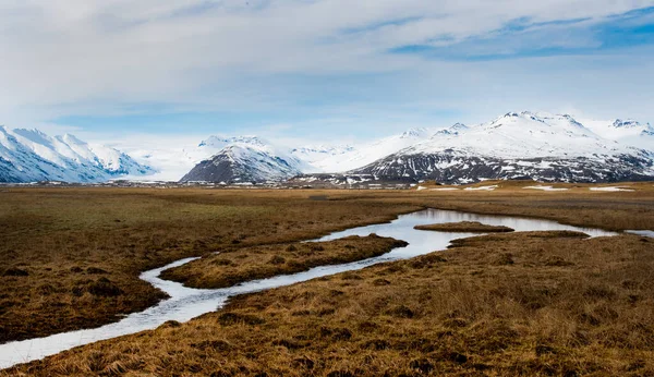 Tipico Paesaggio Drammatico Islandese Con Lago Ghiacciato Montagne Coperte Neve — Foto Stock