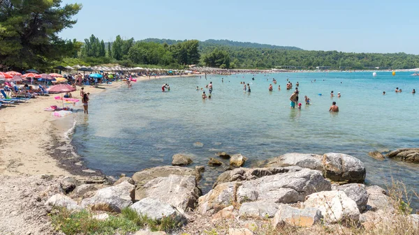 Chalkidiki Grecja Lipca 2017 Ludzie Pływają Cieszą Się Wakacjami Plaża — Zdjęcie stockowe