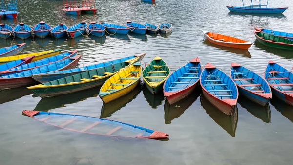 Цветные Деревянные Лодки Phewa Lake Fewa Lake Podhara Nepal — стоковое фото