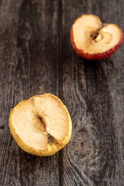 Ahşap bir arka planda çürük elmalar.