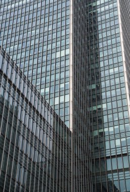 Finans bölgesindeki modern cam gökdelen ofis binasının soyut ayrıntıları