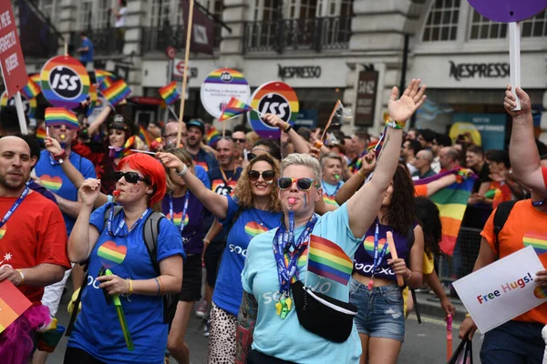 Gente de Lgbt desfilando en el London Pride Parade 2019 — Foto de Stock