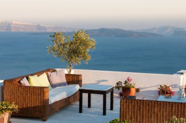 Yunanistan 'da Ege Denizi' ndeki Santorini Adası 'ndaki çatı bahçesi kafe restoranı