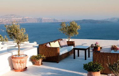 Yunanistan 'da Ege Denizi' ndeki Santorini Adası 'ndaki çatı bahçesi kafe restoranı