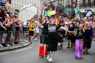 Londra, İngiltere 'deki ünlü Londra Onur Yürüyüşü 2019' da gururlu insanlar geçit yapıyor..