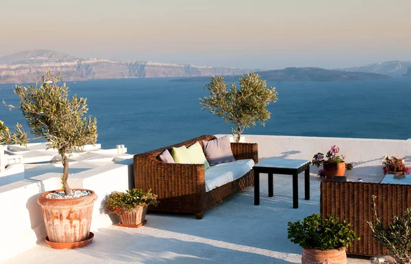 Telhado jardim café restaurante na ilha Santorini no mar Egeu, na Grécia — Fotografia de Stock