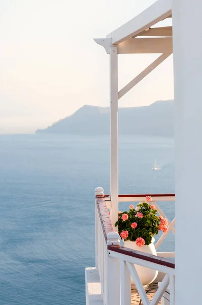 Yunanistan 'da Ege Denizi' ndeki Santorini Adası 'ndaki çatı bahçesi kafe restoranı — Stok fotoğraf